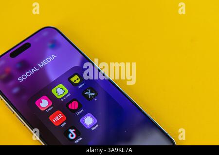 03.26.25 Lemberg Ukraine Nahaufnahme eines Smartphone-Bildschirms mit verschiedenen Social-Media-Anwendungen auf hellgelbem Hintergrund. Der Bildschirm ist Stockfoto