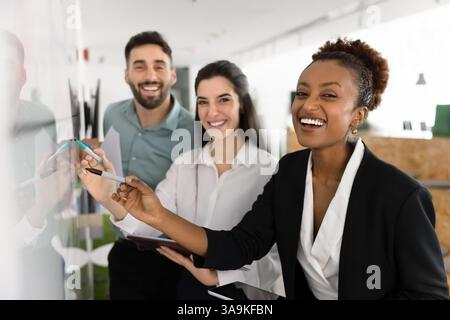 Fröhliche afroamerikanische Projektmanagerin posiert für Porträt Stockfoto