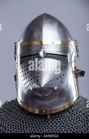 Nahaufnahme eines mittelalterlichen Bascinet Helms mit Hounskull Visier Stockfoto
