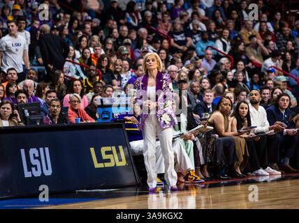 März 30 2025 Spokane WA U.S.A. LSU-Cheftrainer Kim Mulkey auf dem Platz während des NCAA Women's Basketball Regional Elite Acht Spiel eins zwischen LSU Lady Tigers und den UCLA Bruins. UCLA besiegte LSU 72-65 in der Spokane Veterans Memorial Arena, Spokane, WA. Thurman James/CSM (Bild: © Thurman James/Cal Sport Media) Stockfoto