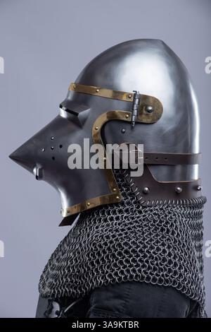 Nahaufnahme eines mittelalterlichen Bascinet Helms mit Hounskull Visier Stockfoto