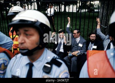 Mai 1978; Washington, DC, USA; Männer legen sich an einen Zaun, während eine kleine „pro-Israel“-Demonstration vor dem Kapitol in Washington, DC stattfindet. Stockfoto
