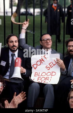 Mai 1978; Washington, DC, USA; Männer legen sich an einen Zaun, während eine kleine „pro-Israel“-Demonstration vor dem Kapitol in Washington, DC stattfindet. Stockfoto