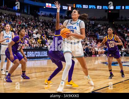 März 30 2025 Spokane WA U.S.A. UCLA Center Lauren Betts (51) geht beim NCAA Women's Basketball Regional Elite Acht Spiel eins zwischen LSU Lady Tigers und den UCLA Bruins in den Basketball. UCLA besiegte LSU 72-65 in der Spokane Veterans Memorial Arena, Spokane, WA. Thurman James/CSM (Bild: © Thurman James/Cal Sport Media) Stockfoto