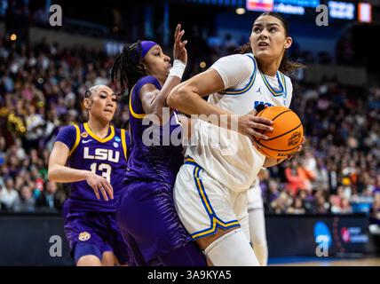 März 30 2025 Spokane WA U.S.A. UCLA Center Lauren Betts (51) geht beim NCAA Women's Basketball Regional Elite Acht Spiel eins zwischen LSU Lady Tigers und den UCLA Bruins in den Basketball. UCLA besiegte LSU 72-65 in der Spokane Veterans Memorial Arena, Spokane, WA. Thurman James/CSM (Bild: © Thurman James/Cal Sport Media) Stockfoto