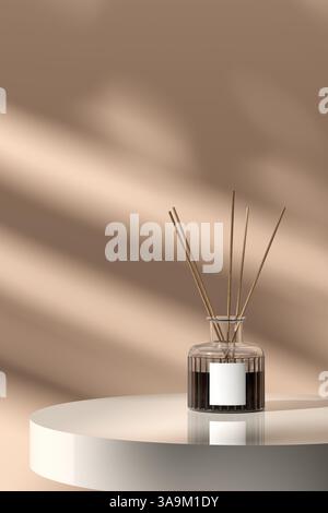 Eleganter Duftdiffusor für Zuhause mit leerem Etikett auf beigefarbenem Hintergrund mit Sonnenlicht-Schatten für eine entspannte Atmosphäre. 3D-Rendering. Stockfoto
