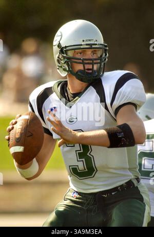 SEKUNDÄR--- Granite Bay High School Junior Quarterback Pat Devenny #3 bereitet sich darauf vor, im dritten Quartal ihres Spiels gegen die Del Campo High School in Del Campo am Samstag, den 27. September 2003, zu bestehen. Die Granite Bay Grizzlies haben in diesem Jahr ihre ersten beiden Spiele der Saison verloren, aber mit einem 33:7-Sieg gegen Del Campo haben sie die Dinge umgebracht. Sacramento Bee/Randall Benton/ZUMA Press Stockfoto