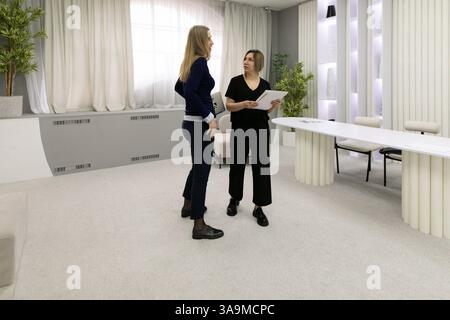 Zwei Fachleute diskutieren tagsüber in einer modernen Büroumgebung Stockfoto