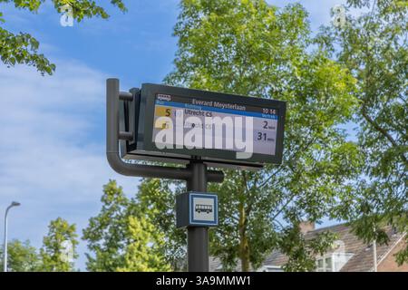 Utrecht, Niederlande. 6. Juni 2024. Bushaltestelle mit farbigem LED-Display, Ziel Utrecht Hauptbahnhof und verbleibende Minuten. Stockfoto