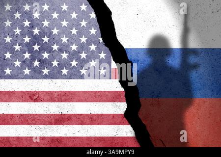 USA und Russland Fahnen auf einer Betonwand gemalt Stockfoto