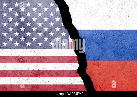 USA und Russland Fahnen auf einer Betonwand gemalt Stockfoto