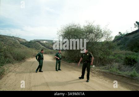 Juli 2006; San Diego, CA, USA; zwei Agenten der US-Grenzpolizei, die wegen Schmuggels von Migranten und Drogen in die Vereinigten Staaten ermittelt werden, sind verschwunden, sagte ein Beamter der Bundespolizei am Freitag. Die Los Angeles Times, die die Geschichte am späten Freitag auf ihrer Website berichtete, sagte, der Sprecher der Grenzpolizei Damon Foreman identifizierte die Agenten als Raul und Fidel Villarreal. Der Sprecher sagte, die Agenten würden wegen mutmaßlicher Schmuggeltätigkeit ermittelt und traten zurück. Raul Villarreal war früher Beamter der Grenzpolizei in San Diego. ABBILDUNG: 22. Januar 2003; San Diego, Stockfoto