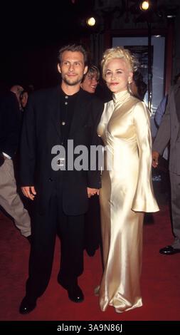 Mai 1993; Los Angeles, CA, USA; Schauspielerin PATRICIA ARQUETTE und Schauspieler CHRISTIAN SLATER bei der „True Romance“-Filmpremiere. Stockfoto