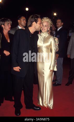 Mai 1993; Los Angeles, CA, USA; die Schauspielerin PATRICIA ARQUETTE erhält einen Kuss von Schauspieler CHRISTIAN SLATER bei der „True Romance“-Filmpremiere. Stockfoto