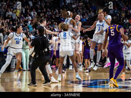 März 30 2025 Spokane WA U.S.A. UCLA feiert einen großen Sieg nach dem NCAA Women's Basketball Regional Elite Acht Spiel eins zwischen LSU Lady Tigers und den UCLA Bruins. UCLA besiegte LSU 72-65 in der Spokane Veterans Memorial Arena, Spokane, WA. Thurman James/CSM (Bild: © Thurman James/Cal Sport Media) Stockfoto