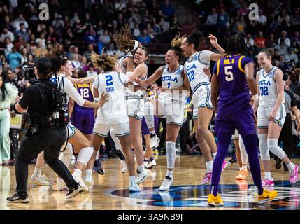 März 30 2025 Spokane WA U.S.A. UCLA feiert einen großen Sieg nach dem NCAA Women's Basketball Regional Elite Acht Spiel eins zwischen LSU Lady Tigers und den UCLA Bruins. UCLA besiegte LSU 72-65 in der Spokane Veterans Memorial Arena, Spokane, WA. Thurman James/CSM (Bild: © Thurman James/Cal Sport Media) Stockfoto