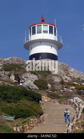18. Juli 2006; Kapstadt, SÜDAFRIKA; (Dateifoto: Januar 2006) Stufen aus Naturstein führen zum alten Leuchtturm auf dem Cape Point Peak, 250 Meter über dem Meeresspiegel. Von oben hat man einen tollen Blick auf das Kap der Guten Hoffnung. Der internationale Tourismus nach Südafrika ist auf ein neues Rekordniveau gestiegen, da Südafrika nach der Apartheid blüht. Südafrika hat alles: Atemberaubende Strände, schöne Großstädte, lebendige Kulturen, ganzjährig Sonnenschein und eine reiche afrikanische Tierwelt. Obligatorischer Ausweis: Foto von Krista Kennell/ZUMA Press. (©) Copyright 2006 von Krista Kennell Stockfoto