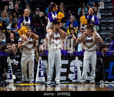 März 30 2025 Spokane WA U.S.A. LSU Cheerleader auf dem Platz während des NCAA Women's Basketball Regional Elite Acht Spiel eins zwischen LSU Lady Tigers und der UCLA Bruins. UCLA besiegte LSU 72-65 in der Spokane Veterans Memorial Arena, Spokane, WA. Thurman James/CSM (Bild: © Thurman James/Cal Sport Media) Stockfoto
