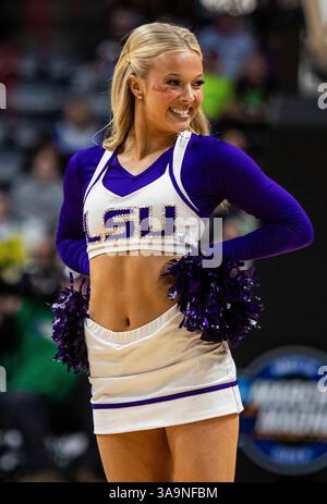 März 30 2025 Spokane WA U.S.A. LSU Cheerleader auf dem Platz während des NCAA Women's Basketball Regional Elite Acht Spiel eins zwischen LSU Lady Tigers und der UCLA Bruins. UCLA besiegte LSU 72-65 in der Spokane Veterans Memorial Arena, Spokane, WA. Thurman James/CSM (Bild: © Thurman James/Cal Sport Media) Stockfoto