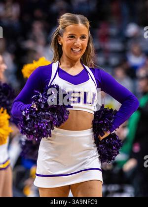 März 30 2025 Spokane WA U.S.A. LSU Cheerleader auf dem Platz während des NCAA Women's Basketball Regional Elite Acht Spiel eins zwischen LSU Lady Tigers und der UCLA Bruins. UCLA besiegte LSU 72-65 in der Spokane Veterans Memorial Arena, Spokane, WA. Thurman James/CSM (Bild: © Thurman James/Cal Sport Media) Stockfoto
