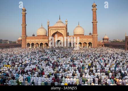 Neu-Delhi, Indien. 31. März 2025. Menschen beten Eid al-Fitr in der Jama Masjid (große Moschee) in Neu-Delhi, Indien, am 31. März 2025. Quelle: Javed Dar/Xinhua/Alamy Live News Stockfoto