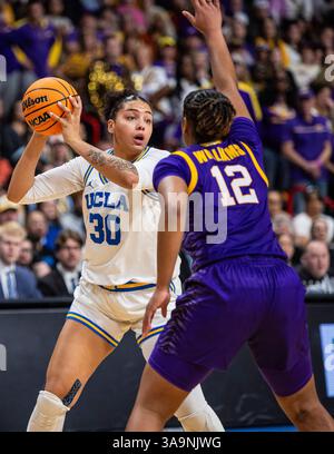 Mar 30 2025 Spokane WA U.S.A. UCLA Stürmer Timea Gardiner (30) will den Ball beim NCAA Women's Basketball Regional Elite Acht Spiel eins zwischen LSU Lady Tigers und den UCLA Bruins passieren. UCLA besiegte LSU 72-65 in der Spokane Veterans Memorial Arena, Spokane, WA. Thurman James/CSM (Bild: © Thurman James/Cal Sport Media) Stockfoto