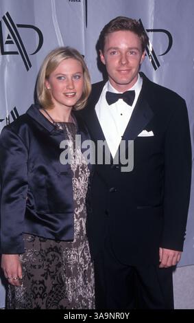 April 1998; Los Angeles, CA, USA; MACKENZIE ASTIN bei den 9. jährlichen GLAAD Awards mit einem Termin. Stockfoto