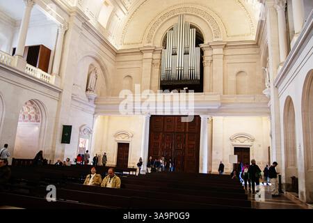 Fatima, Portugal - 26. März 2025: Ein detaillierter Blick auf ein großes Kircheninnere in Fatima mit Besuchern. Stockfoto