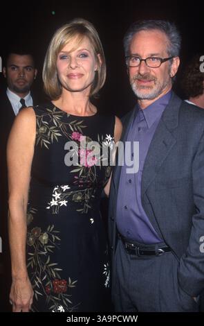Oktober 1998 – Los Angeles, CA, USA – KATE CAPSHAW bei der Premiere von „The alarmist“ mit Steven Spielberg. (Bild: © Kathy Hutchins/ZUMA Press) Stockfoto