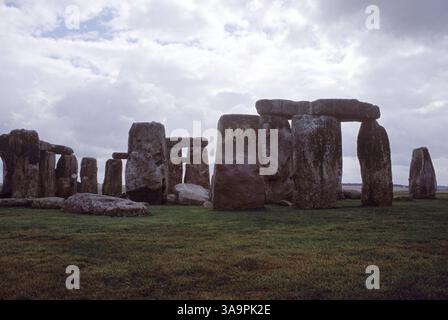 September 2002; Stonehenge, Wiltshire, Großbritannien; Stonehenge auf der Salisbury Plain in Wiltshire, Südengland, ist die wichtigste archäologische Stätte im Vereinigten Königreich. Stonehenge stammt aus der neolithischen Zeit und ist über 4.000 Jahre alt. Die Ursprünge und der Zweck von Stonehenge sind bis heute geheimnisvoll. Wahrscheinlich wurde Stonehenge aus religiösen oder astronomischen Gründen entwickelt. Stockfoto