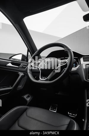 Volkswagen Tiguan Innenraum – Fahrersitz aus Leder. Lenkrad und Armaturenbrett im Cockpit der deutschen SUV-Crossover. Stockfoto