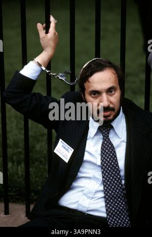 Mai 1978; Washington, DC, USA; ein Mann fesselt sich an einen Zaun während einer kleinen "Pro-Israel"-Demonstration vor dem Kapitol in Washington, DC. Stockfoto