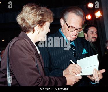 Oktober 1998; Los Angeles, CA, USA; Talkshow-Moderator LARRY KING und Fan bei Larrys Buch-Signing-Party. Stockfoto