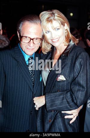 Oktober 1998; Los Angeles, CA, USA; Talkshow-Moderator LARRY KING und Ehefrau SHAWN SOUTHWICK auf Larrys Buch-Unterschriftenparty. Stockfoto