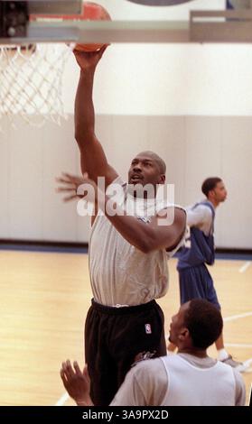 Januar 31, 2000; Wadhington, D.C., USA; Washington Wizards Miteigentümer und ehemaliger NBA-Superstar MICHAEL JORDAN, Right, übt gegen Wizard LARON PROFIT im MCI Center in Washington, DC. Stockfoto