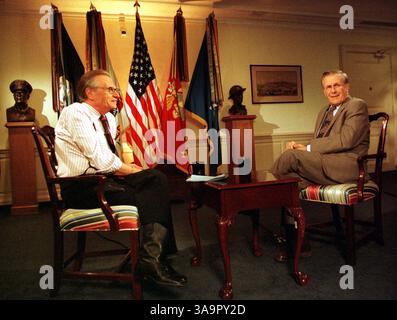 Dez. 2001; Washington, DC, USA; Talkshow-Moderator LARRY KING und US-Verteidigungsminister DONALD RUMSFELD während eines Interviews im Pentagon. Stockfoto