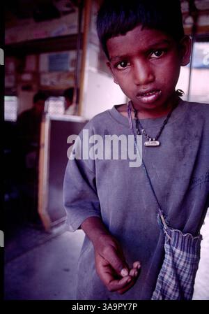 20. April 2003; Bombai, INDIEN; Tausende von Kindern leben und arbeiten auf der Eisenbahn und verdienen Kleingeld durch Kehrwagen oder Besorgungen in Bombay, Indien. Stockfoto