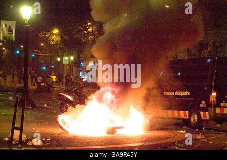 18. Mai 2006; Barcelona, SPANIEN; Eine Party wird hässlich, als die Polizei einspringt, um die Feier zu beenden, und die Menge beginnt, Feuer zu setzen und Flaschen auf die Polizei zu werfen. Die Feierlichkeiten der Champions League brachen in Gewalt aus, was 45 Verhaftungen und 107 Verletzte zur Folge hatte. Obligatorischer Ausweis: Foto von Robert Marquardt/ZUMA Press. (©) Copyright 2006 von Robert Marquardt Stockfoto
