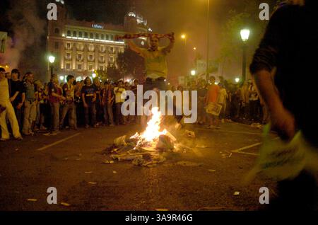 18. Mai 2006; Barcelona, SPANIEN; Eine Party wird hässlich, als die Polizei einspringt, um die Feier zu beenden, und die Menge beginnt, Feuer zu setzen und Flaschen auf die Polizei zu werfen. Die Feierlichkeiten der Champions League brachen in Gewalt aus, was 45 Verhaftungen und 107 Verletzte zur Folge hatte. Obligatorischer Ausweis: Foto von Robert Marquardt/ZUMA Press. (©) Copyright 2006 von Robert Marquardt Stockfoto