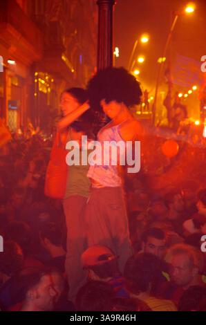 18. Mai 2006; Barcelona, SPANIEN; Eine Party wird hässlich, als die Polizei einspringt, um die Feier zu beenden, und die Menge beginnt, Feuer zu setzen und Flaschen auf die Polizei zu werfen. Die Feierlichkeiten der Champions League brachen in Gewalt aus, was 45 Verhaftungen und 107 Verletzte zur Folge hatte. Obligatorischer Ausweis: Foto von Robert Marquardt/ZUMA Press. (©) Copyright 2006 von Robert Marquardt Stockfoto