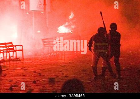 18. Mai 2006; Barcelona, SPANIEN; Eine Siegesfeier wird hässlich, als die Polizei einspringt, um die Feier zu beenden, und die Menge beginnt, Feuer zu setzen und Flaschen auf die Polizei zu werfen. Die Feierlichkeiten der Champions League brachen in Gewalt aus, was 45 Verhaftungen und 107 Verletzte zur Folge hatte. Obligatorischer Ausweis: Foto von Robert Marquardt/ZUMA Press. (©) Copyright 2006 von Robert Marquardt Stockfoto