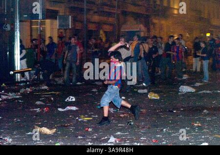 18. Mai 2006; Barcelona, SPANIEN; ein widerspenstiger Enthüller, der während der Feier des Sieges der Meisterschaftsliga der Fußballvereine eine Flasche auf die Polizei wirft. Obligatorischer Ausweis: Foto von Robert Marquardt/ZUMA Press. (©) Copyright 2006 von Robert Marquardt Stockfoto