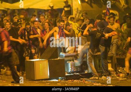 18. Mai 2006; Barcelona, SPANIEN; eine widerspenstige Menschenmenge, die ein Münztelefon umgibt und das Geld aus der Kasse stiehlt, als die Champions-League-Feierlichkeiten in Gewalt ausbrachen, was 45 Verhaftungen und 107 Verletzte zur Folge hatte. Obligatorischer Ausweis: Foto von Robert Marquardt/ZUMA Press. (©) Copyright 2006 von Robert Marquardt Stockfoto