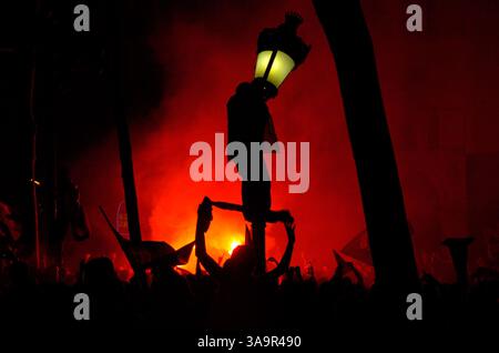18. Mai 2006; Barcelona, SPANIEN; Eine Party wird hässlich, als die Polizei einspringt, um die Feier zu beenden, und die Menge beginnt, Feuer zu setzen und Flaschen auf die Polizei zu werfen. Die Feierlichkeiten der Champions League brachen in Gewalt aus, was 45 Verhaftungen und 107 Verletzte zur Folge hatte. Obligatorischer Ausweis: Foto von Robert Marquardt/ZUMA Press. (©) Copyright 2006 von Robert Marquardt Stockfoto
