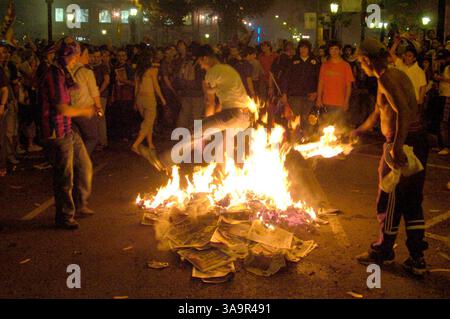 18. Mai 2006; Barcelona, SPANIEN; Eine Party wird hässlich, als die Polizei einspringt, um die Feier zu beenden, und die Menge beginnt, Feuer zu setzen und Flaschen auf die Polizei zu werfen. Die Feierlichkeiten der Champions League brachen in Gewalt aus, was 45 Verhaftungen und 107 Verletzte zur Folge hatte. Obligatorischer Ausweis: Foto von Robert Marquardt/ZUMA Press. (©) Copyright 2006 von Robert Marquardt Stockfoto