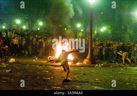 18. Mai 2006; Barcelona, SPANIEN; Eine Party wird hässlich, als die Polizei einspringt, um die Feier zu beenden, und die Menge beginnt, Feuer zu setzen und Flaschen auf die Polizei zu werfen. Die Feierlichkeiten der Champions League brachen in Gewalt aus, was 45 Verhaftungen und 107 Verletzte zur Folge hatte. Obligatorischer Ausweis: Foto von Robert Marquardt/ZUMA Press. (©) Copyright 2006 von Robert Marquardt Stockfoto