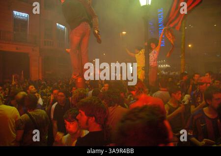 18. Mai 2006; Barcelona, SPANIEN; Eine Party wird hässlich, als die Polizei einspringt, um die Feier zu beenden, und die Menge beginnt, Feuer zu setzen und Flaschen auf die Polizei zu werfen. Die Feierlichkeiten der Champions League brachen in Gewalt aus, was 45 Verhaftungen und 107 Verletzte zur Folge hatte. Obligatorischer Ausweis: Foto von Robert Marquardt/ZUMA Press. (©) Copyright 2006 von Robert Marquardt Stockfoto