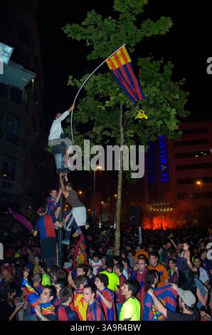 18. Mai 2006; Barcelona, SPANIEN; Eine Party wird hässlich, als die Polizei einspringt, um die Feier zu beenden, und die Menge beginnt, Feuer zu setzen und Flaschen auf die Polizei zu werfen. Die Feierlichkeiten der Champions League brachen in Gewalt aus, was 45 Verhaftungen und 107 Verletzte zur Folge hatte. Obligatorischer Ausweis: Foto von Robert Marquardt/ZUMA Press. (©) Copyright 2006 von Robert Marquardt Stockfoto