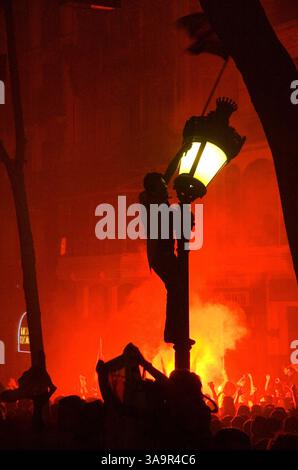 18. Mai 2006; Barcelona, SPANIEN; Eine Party wird hässlich, als die Polizei einspringt, um die Feier zu beenden, und die Menge beginnt, Feuer zu setzen und Flaschen auf die Polizei zu werfen. Die Feierlichkeiten der Champions League brachen in Gewalt aus, was 45 Verhaftungen und 107 Verletzte zur Folge hatte. Obligatorischer Ausweis: Foto von Robert Marquardt/ZUMA Press. (©) Copyright 2006 von Robert Marquardt Stockfoto