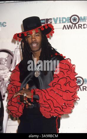 September 1998; Los Angeles, CA, USA; Trevor Tahiem Smith (* 20. Mai 1972 in Brooklyn, New York), besser bekannt als Busta Rhymes, ist ein US-amerikanischer Hip-Hop-Musiker und -Schauspieler. Chuck D von Public Enemy gab ihm den Namen Busta Rhymes (von dem ehemaligen NFL-Fußballspieler George 'Buster' Rhymes), nachdem er ihn beim Auftritt beobachtet hatte. MTV Video Music Awards. Stockfoto